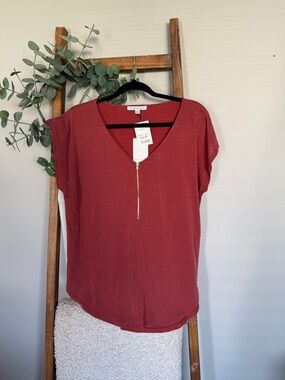 Lark & Ro Rust Red Short Sleeve V-Neck Top with Gold Zip